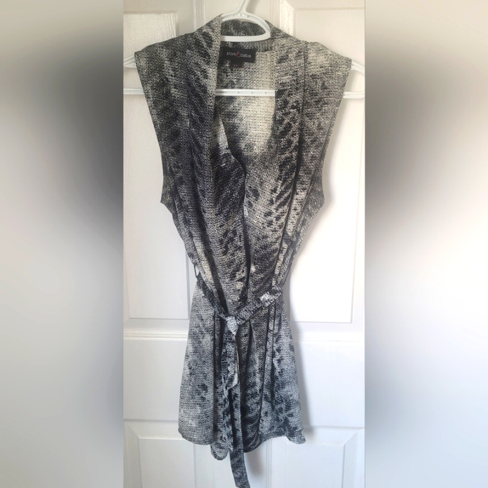 Stork & Babe Sleeveless Black and White Shirt - Size Small - Maternity Top